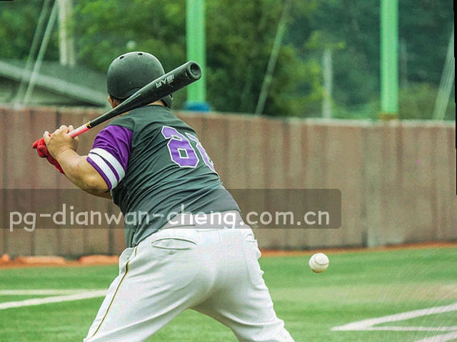 两部设备并排显示版本状态与栏目序号界面，界面泛出青色光晕