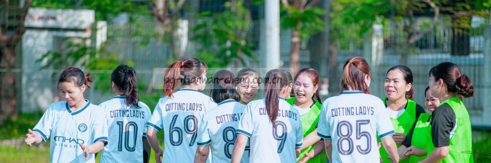 像素化文档网格与霓虹青紫编号线条交叠的使用说明抽象纹理